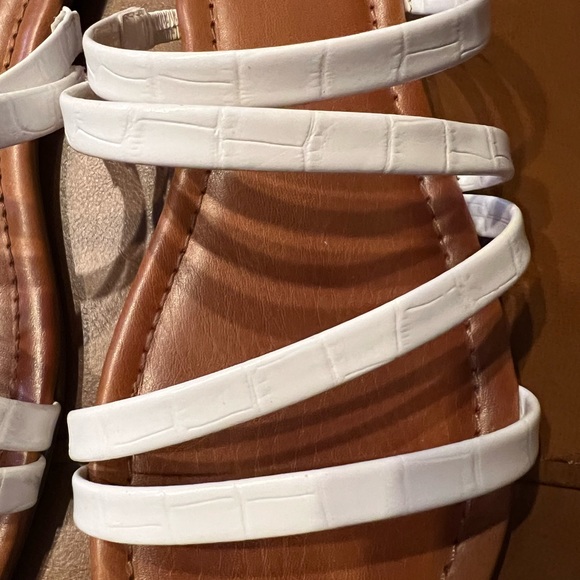 NINE WEST SANDALS Sz 8.5 White slip on slides.Gently loved like new cond… - Picture 6 of 6